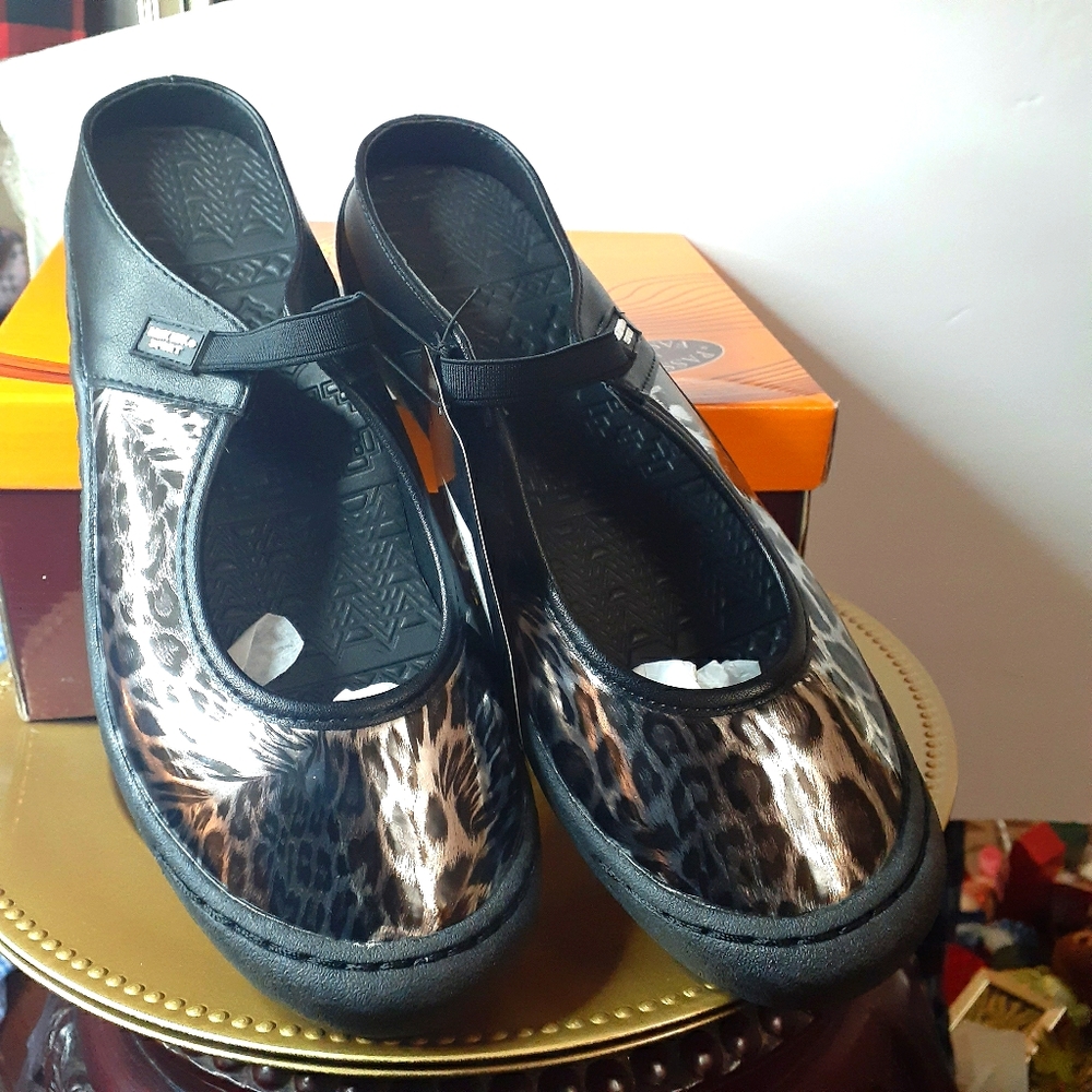 Muk Luks Sports Nursing Size 10